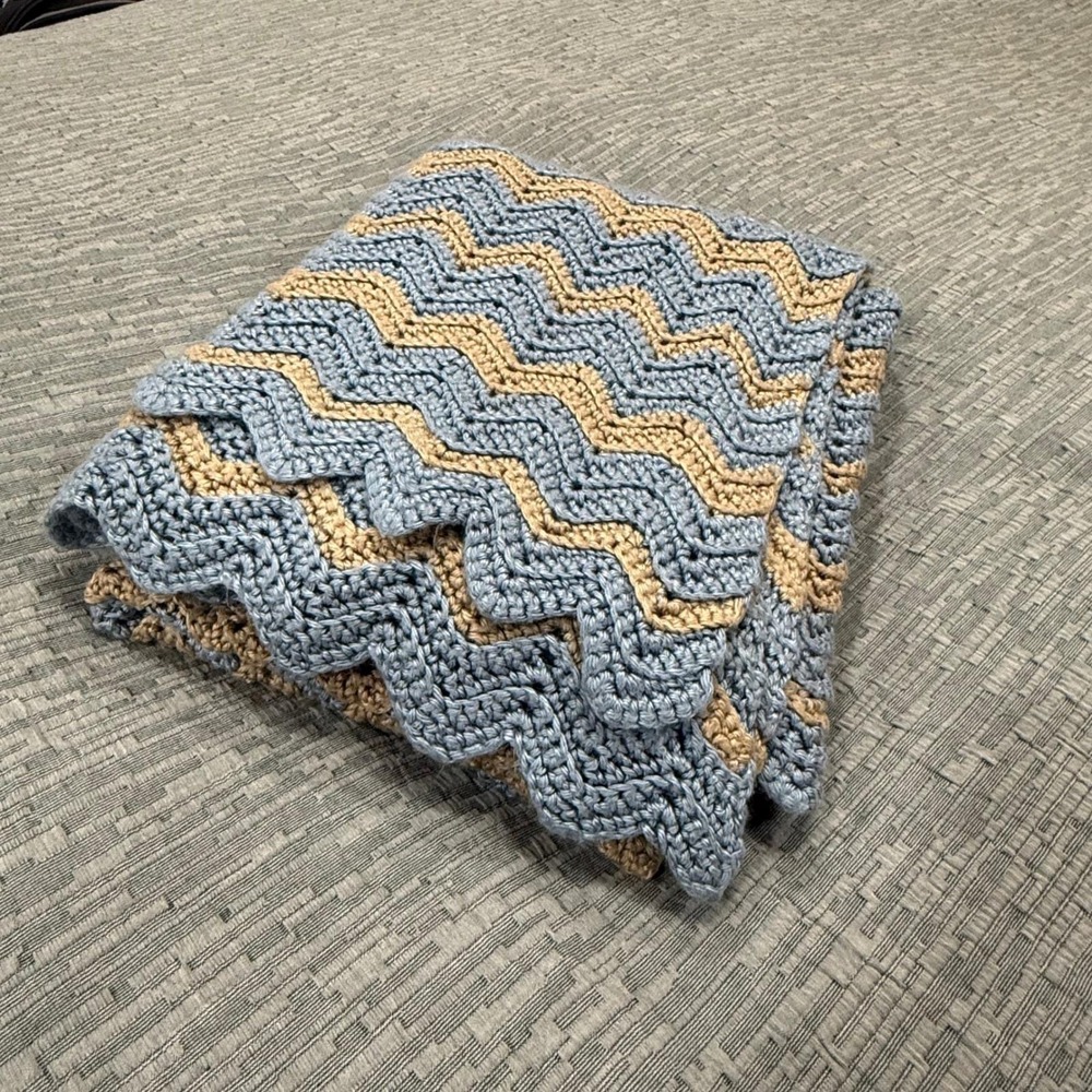 Vintage Handmade Crochet  Blue‎ Beige Chevron Scalloped 45"x53" Blanket Throw